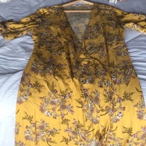 Robe d’été jaune fleurie avec décolleté